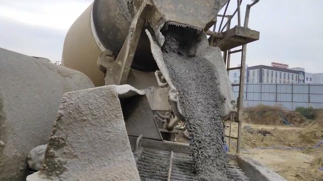 How a transit mixer and concrete pump works ! How a transit mixer and concrete pump works !