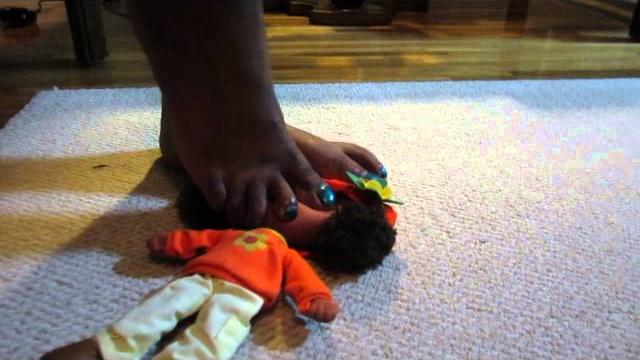 Vivi barefoot black doll trample Vivi barefoot black doll trample