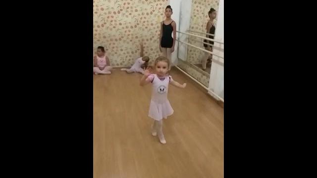 Bella na aula de ballet Bella na aula de ballet