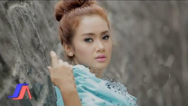 Cita citata - pernikahan dini (official music video) Cita citata - pernikahan dini (official music video)
