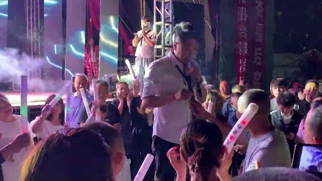 某农村歌舞团表演,观众很热情,演员很卖力。 某农村歌舞团表演,观众很热情,演员很卖力。