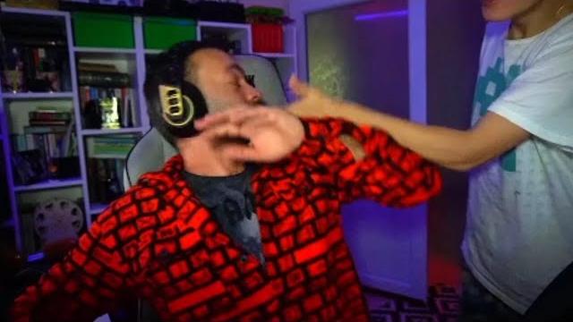 Baboli yengeye artislik yaparken odaya baskın yiyor Baboli yengeye artislik yaparken odaya baskın yiyor