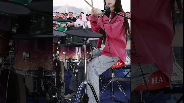 佩君架子鼓solo炸裂全场快节奏瞬间全收录#架子鼓表演#美女鼓手#音乐live#打鼓秀#节奏控 佩君架子鼓solo炸裂全场快节奏瞬间全收录#架子鼓表演#美女鼓手#音乐live#打鼓秀#节奏控