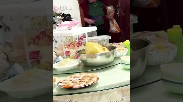 兄妹五人趁父母不在家 悄悄回到家中做了一大桌菜慶祝父親生日 兄妹五人趁父母不在家 悄悄回到家中做了一大桌菜慶祝父親生日