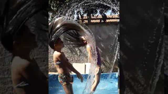 Eu e minha prima na piscina Eu e minha prima na piscina
