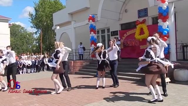 Под юбкой на школьном выпускном Под юбкой на школьном выпускном