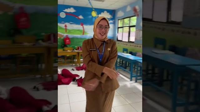 Pov : guru sd pgen ikutan trend @fujiiian #fyp #gurutiktok #gurumuda #merdekabelajar endahwarsa02 Pov : guru sd pgen ikutan trend @fujiiian #fyp #gurutiktok #gurumuda #merdekabelajar endahwarsa02