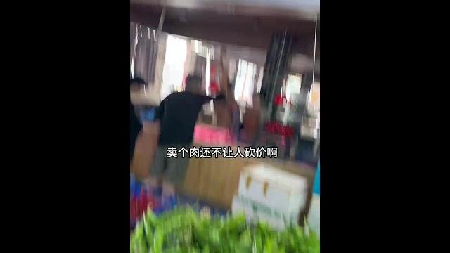 看来这位大哥回家要跪搓衣板了#路人视角 #菜市场 #vlog日常 看来这位大哥回家要跪搓衣板了#路人视角 #菜市场 #vlog日常