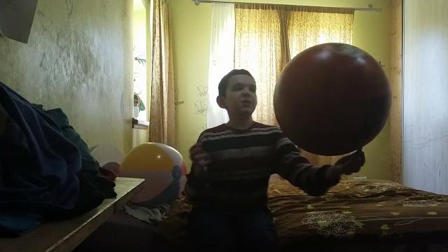 How to spin a beach ball on your finger How to spin a beach ball on your finger