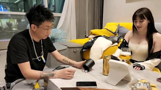 在石250与豚豚大魔王 摇色子喝酒!最后说热要把衣服脱了!!! 在石250与豚豚大魔王 摇色子喝酒!最后说热要把衣服脱了!!!