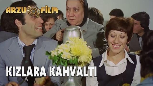 Hababam sınıfı tatilde - kızlara kahvaltı Hababam sınıfı tatilde - kızlara kahvaltı