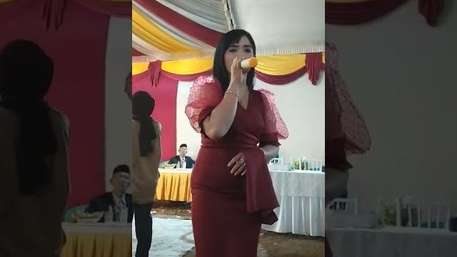 Pamer pantat !! _ penyanyi ngebor Pamer pantat !! _ penyanyi ngebor