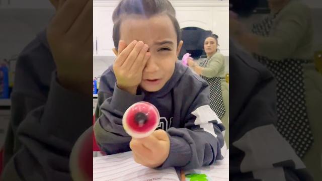 Anne’ye nasıl kafa yedirtilir oynat bakalım Anne’ye nasıl kafa yedirtilir oynat bakalım