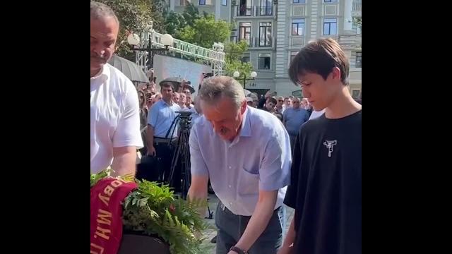 «работайте, братья!»: памятник герою россии «работайте, братья!»: памятник герою россии