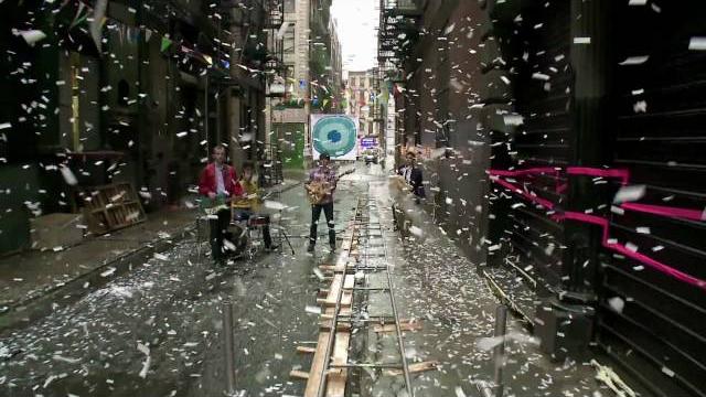 Vampire weekend - cousins (official music video) Vampire weekend - cousins (official music video)