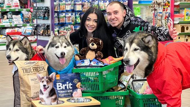 Ура! 3 млн ! покупаю всё до чего дотронется моя собака ! Ура! 3 млн ! покупаю всё до чего дотронется моя собака !