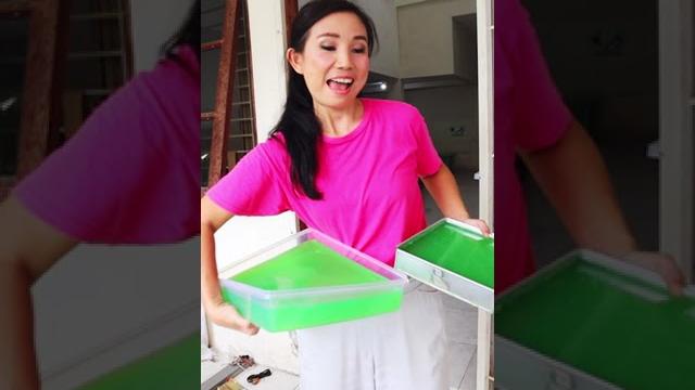 Berenang di kolam jelly agar-agar kecebur ! Berenang di kolam jelly agar-agar kecebur !