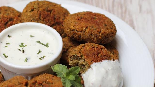 Falafel de garbanzos con salsa de yogur Falafel de garbanzos con salsa de yogur