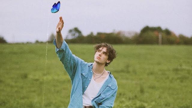 Jvke - this is what falling in love feels like (official video) Jvke - this is what falling in love feels like (official video)