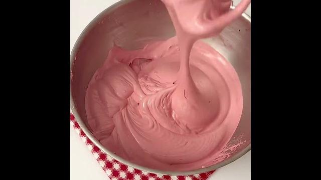 I don't think a girl would say no to such a strawberry jam cake # craft #food # call me so sweet I don't think a girl would say no to such a strawberry jam cake # craft #food # call me so sweet