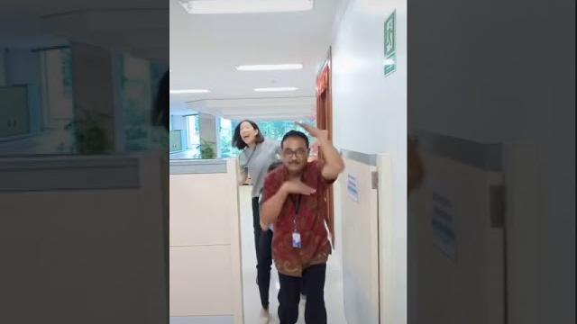 Tik tok pegawai bank ! Tik tok pegawai bank !