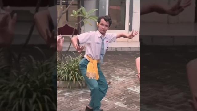 Murid pak abing sedang belajar tari bali pendet #viral #shorts #trending #guru #indonesia Murid pak abing sedang belajar tari bali pendet #viral #shorts #trending #guru #indonesia