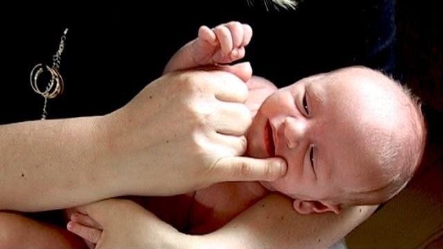Baby rooting reflex / reaction Baby rooting reflex / reaction