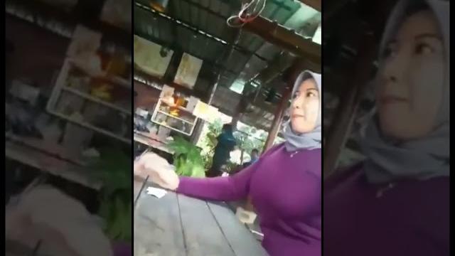 Tante penjaga warung Tante penjaga warung