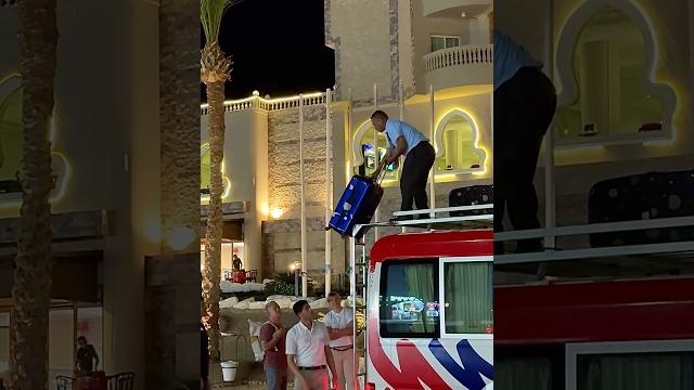 Багаж перевозится на крыше туристического автобуса в египте. выгрузка погрузка багажа на крышу  Багаж перевозится на крыше туристического автобуса в египте. выгрузка погрузка багажа на крышу 