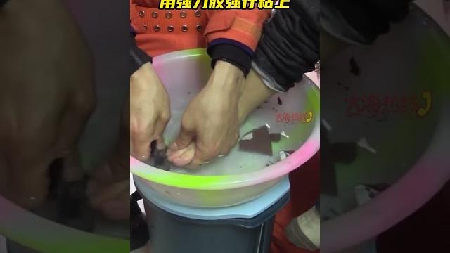 小女孩試高跟鞋不合腳 用強力膠強行粘上#shorts 小女孩試高跟鞋不合腳 用強力膠強行粘上#shorts