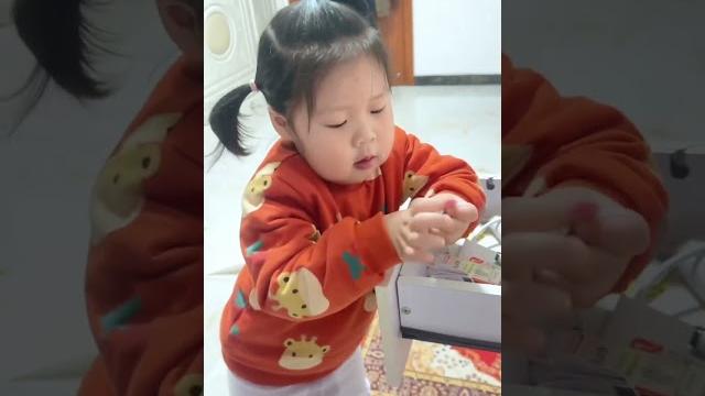 #现场直播尿裤子 #看看这个小孩在干嘛 #家有萌宝 #请开始你的表演 #funnybaby #现场直播尿裤子 #看看这个小孩在干嘛 #家有萌宝 #请开始你的表演 #funnybaby