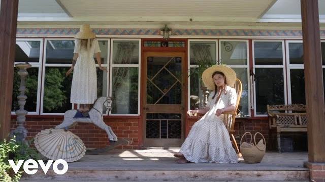 Wet leg - chaise longue (official video) Wet leg - chaise longue (official video)