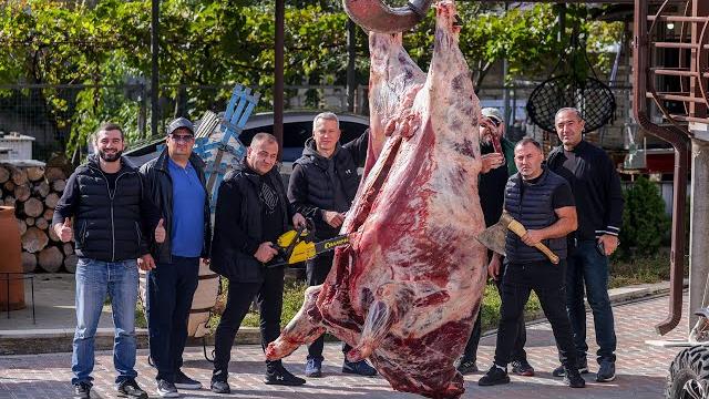 Готовим буйвола весом 500 кг. мясо буйвола на мангале. eng sub Готовим буйвола весом 500 кг. мясо буйвола на мангале. eng sub