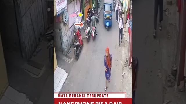 Hp di dasbor motor di sikat ojol Hp di dasbor motor di sikat ojol