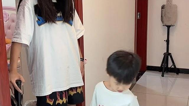 小十二岁的弟弟一天不挨揍都皮痒痒 小十二岁的弟弟一天不挨揍都皮痒痒