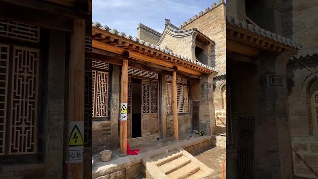 正在修复中的毛家大院,始建于清嘉庆年,距今二百多年。位于昔阳县南沟村,靠闯关东发家,后来回村盖起了这座庞大的古宅院。占地面积2298平方米,拥有120余间房屋和20余孔窑洞,由一街、两巷、两堂、四组 正在修复中的毛家大院,始建于清嘉庆年,距今二百多年。位于昔阳县南沟村,靠闯关东发家,后来回村盖起了这座庞大的古宅院。占地面积2298平方米,拥有120余间房屋和20余孔窑洞,由一街、两巷、两堂、四组