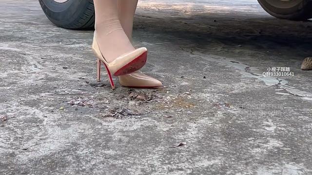 73期 high heels crush apple snail 73期 high heels crush apple snail
