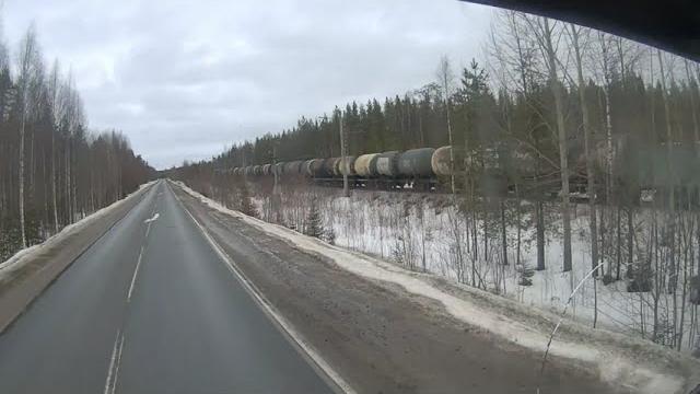 Поезд гудит в ответ. Поезд гудит в ответ.