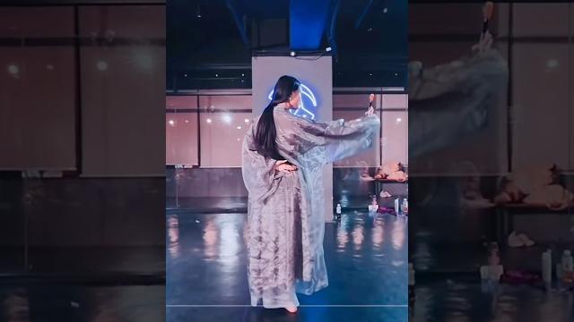 盖盖的《上官婉儿》用绝美的现代舞蹈来流畅&抑扬顿挫诠释古文化的书法精髓 盖盖的《上官婉儿》用绝美的现代舞蹈来流畅&抑扬顿挫诠释古文化的书法精髓