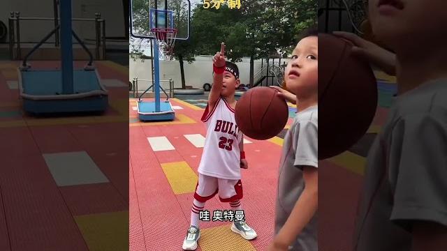 潼潼竟然还会灌篮?太厉害了吧#shorts#灌篮#家庭搞笑 潼潼竟然还会灌篮?太厉害了吧#shorts#灌篮#家庭搞笑