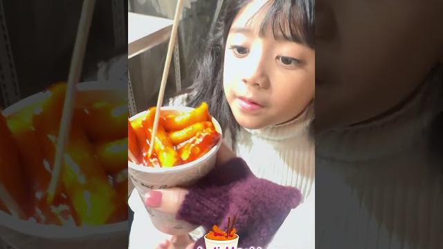 Samantha kepedesan makan jajanan korea #samantha #viral #korea Samantha kepedesan makan jajanan korea #samantha #viral #korea