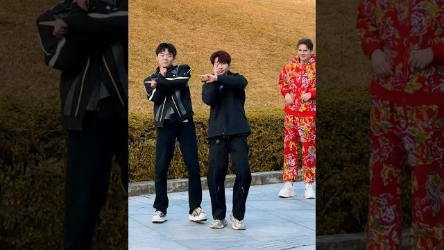 亮亮 (青城学长徒弟) ft. 青城学长 & 爱跳舞的保罗 【wop + untouchable】dance cover 亮亮 (青城学长徒弟) ft. 青城学长 & 爱跳舞的保罗 【wop + untouchable】dance cover