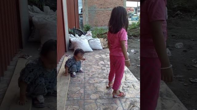 Anak anal main diteras Anak anal main diteras