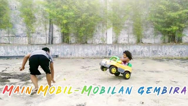 Syakira poppop main mobil mobilan dengan gembira Syakira poppop main mobil mobilan dengan gembira