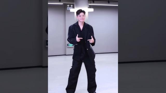 这个舞好玩,双人扭臀舞活力快溢出屏幕了 #瓦纳哟哒哒电摇舞 #搞笑男 #浅跳一下 #一学就会系列 这个舞好玩,双人扭臀舞活力快溢出屏幕了 #瓦纳哟哒哒电摇舞 #搞笑男 #浅跳一下 #一学就会系列