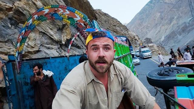 युद्ध के कगार पर खड़े पाकिस्तान की यात्रा युद्ध के कगार पर खड़े पाकिस्तान की यात्रा