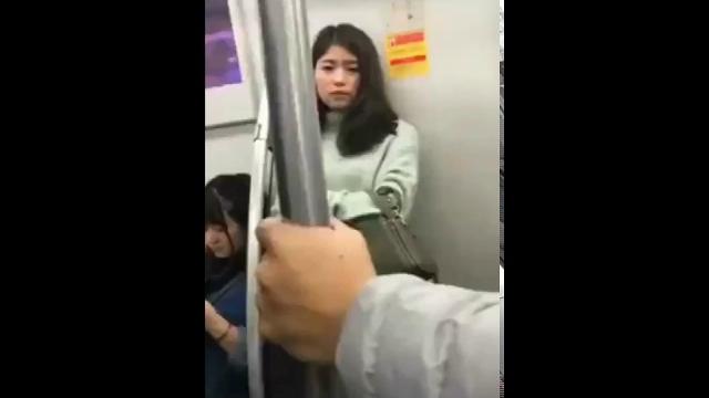“地铁摸手”合辑!路人小姐姐做错了什么,要吃这顿狗粮。哈哈,笑死我了 “地铁摸手”合辑!路人小姐姐做错了什么,要吃这顿狗粮。哈哈,笑死我了