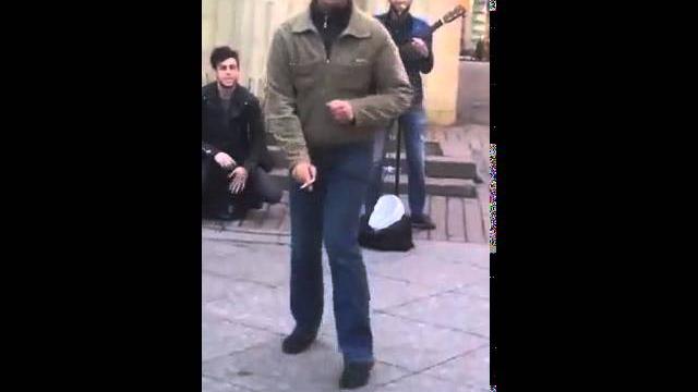 Чеченец поет под гитару) Чеченец поет под гитару)