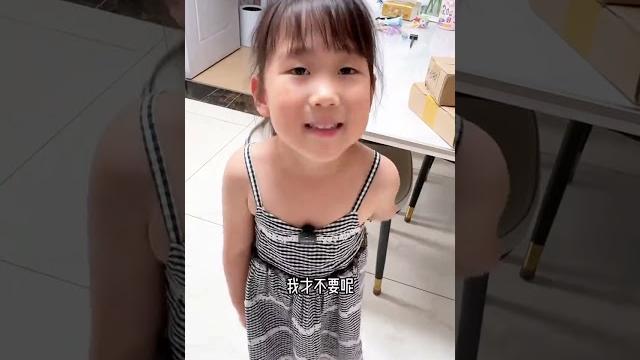 姐姐不給妹妹吃雪糕,隻讓她看着,這可怎麼辦啊!#親子日常#姐妹 姐姐不給妹妹吃雪糕,隻讓她看着,這可怎麼辦啊!#親子日常#姐妹