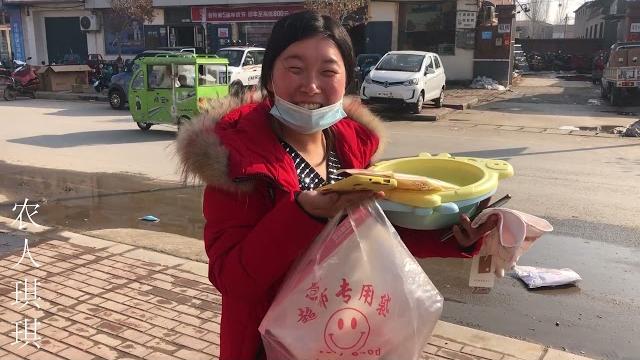 农村小媳妇家表嫂喜得贵子,琪琪给婴儿买生活用品,柚柚也当姐姐 农村小媳妇家表嫂喜得贵子,琪琪给婴儿买生活用品,柚柚也当姐姐